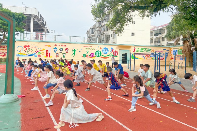 5、引导孩子们积极参与到体育运动中，在体育锻炼中收获健康和快乐。