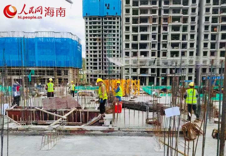 海罗安置区（一期）项目工地，工人师傅们进行施工。人民网 熊淑婷摄