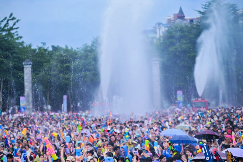 8月29日，2025年海南七仙温泉嬉水节在保亭七仙文化广场拉开序幕。主办方供图