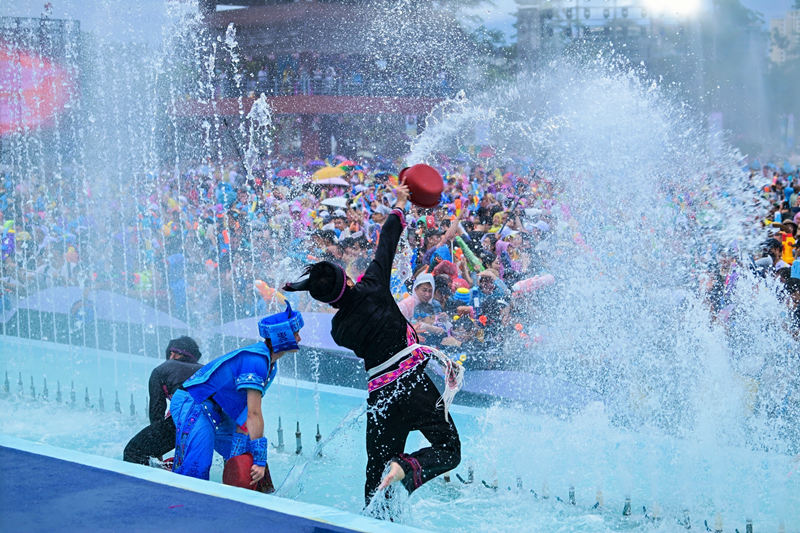 市民游客互相泼洒寓意吉祥祝福的“圣水”。主办方供图