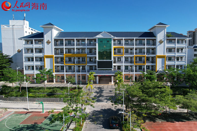 海南保亭民族中学面貌焕然一新。 人民网记者 孟凡盛摄