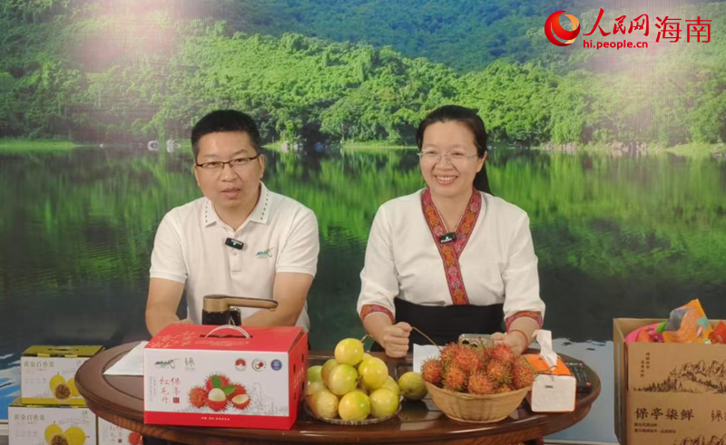 中国海油乡村振兴挂职干部、保亭黎族苗族自治县副县长杨涛（左）在直播中推介优质特色农产品。人民网记者 毛雷摄