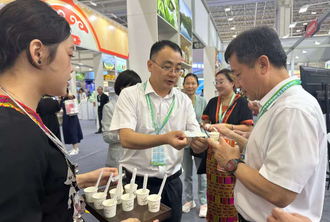 中国海油乡村振兴挂职干部、五指山市副市长县长李晓涛（中）参加消费帮扶活动的照片，推广五指山红茶。受访者供图