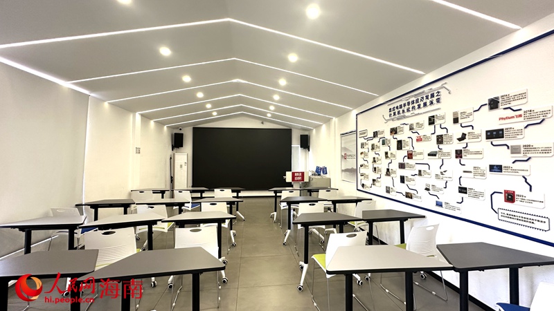 中国电子赞助建立的海南省第一所半导体科普研学基地的多媒体教室。人民网记者 符武平摄