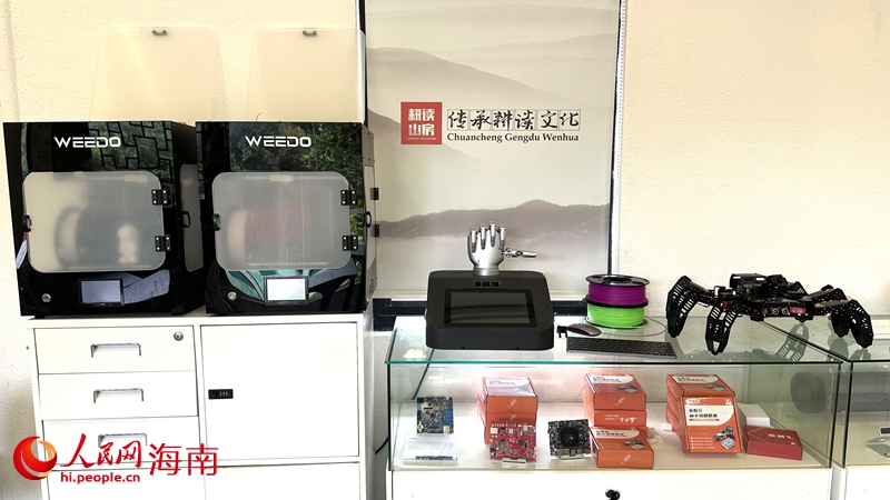 半导体科普研学基地里的先进科技设备。人民网记者 符武平摄