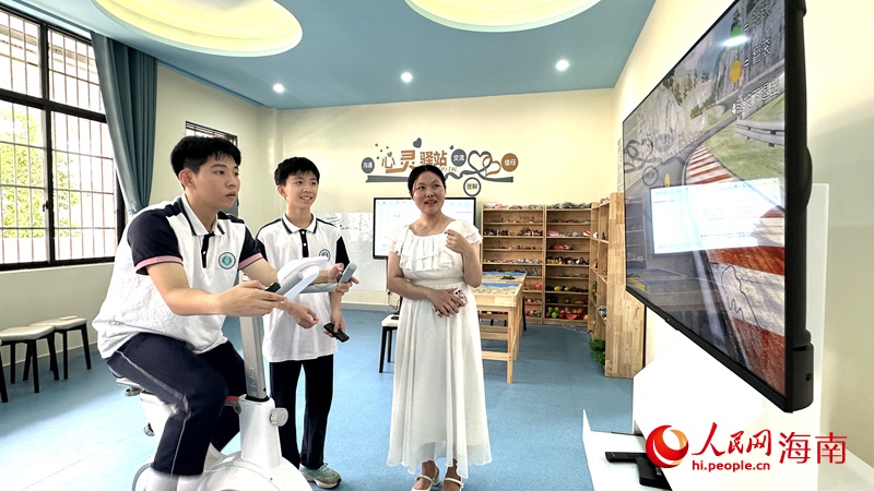 心理健康活动室里，学生和老师一起开启游戏互动。人民网记者 符武平摄