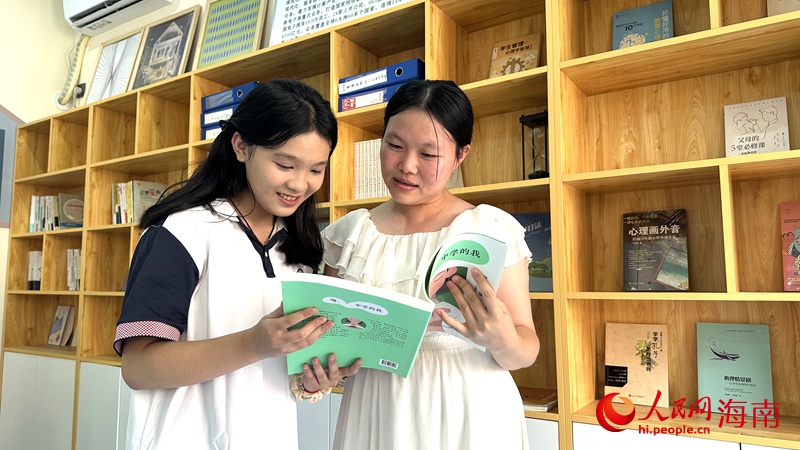 老师和学生一起阅读书籍。人民网记者 符武平摄
