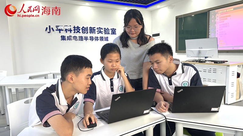 在“小平科技创新实验室”里，学生和老师一起做实验。人民网记者 符武平摄