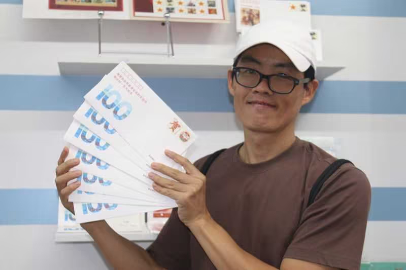 集邮爱好者展示购买的纪念封。海南邮政供图