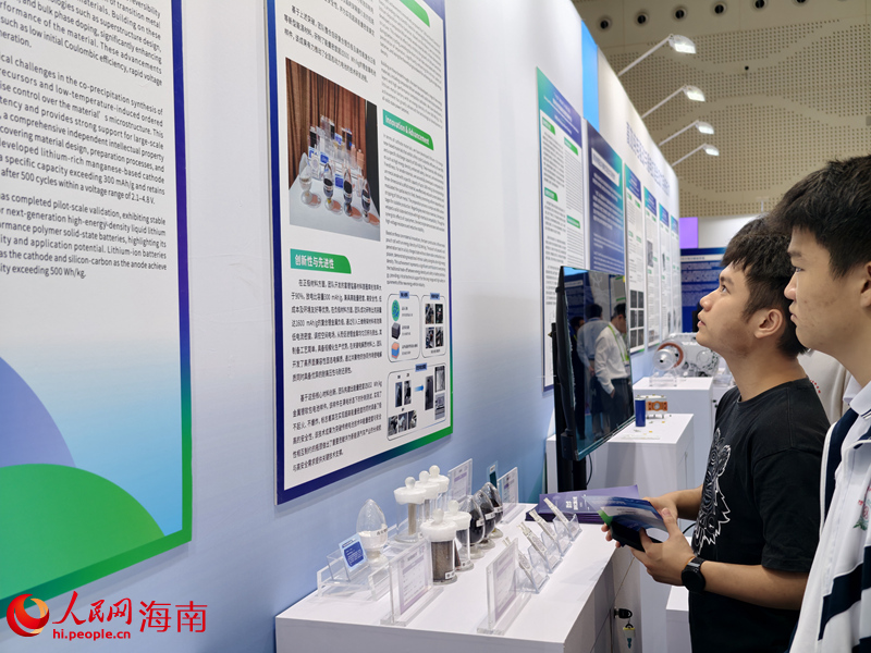 观众参观2025世界新能源汽车大会技术展览。人民网 符泽民摄