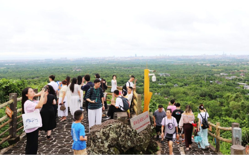 市民游客在海口火山口公园登高望远。海口旅文局供图