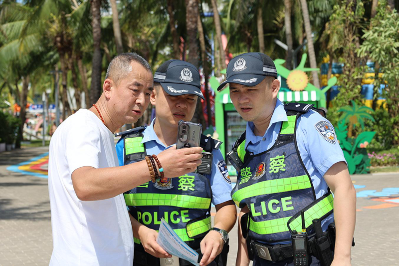 民警为游客提供咨询服务。代龙超摄