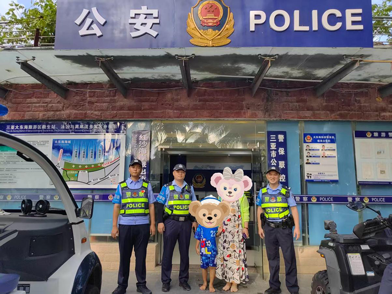 民警和义警帮助游客找回走失的孩子。冯谋瑞摄