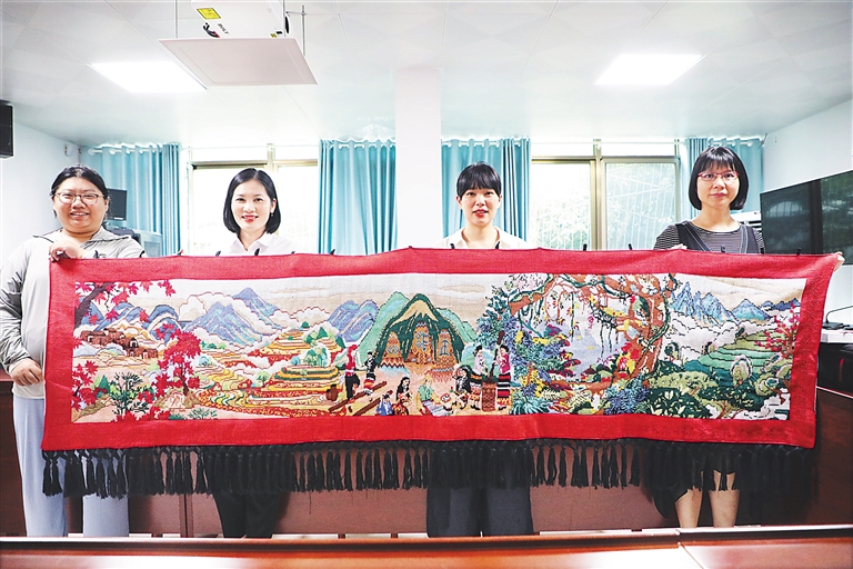 海南黎锦亮相全球妇女峰会