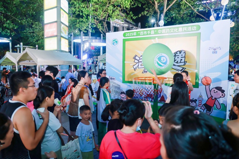 互动体验区吸引众多市民游客参与。