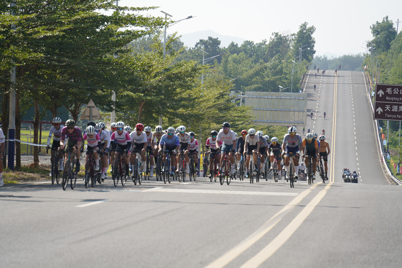 选手骑行中。主办方供图