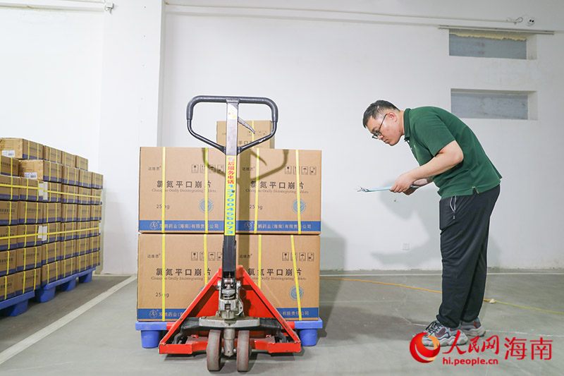 出货前,工作人员正在进行核对。人民网记者 牛良玉摄