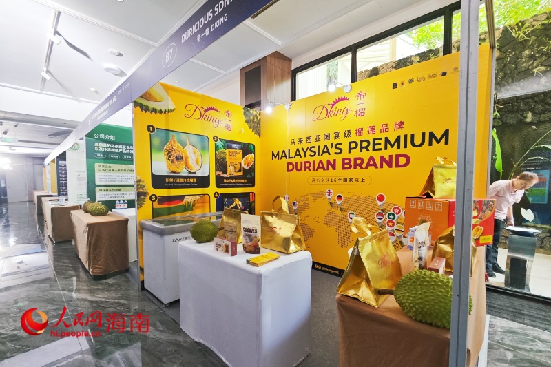 2、现场,来自马来西亚的众多榴莲品牌商参展。  人民网 枉源摄