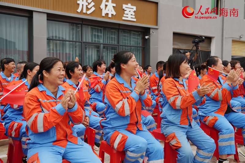 环卫工人在观看演出,脸上洋溢着喜悦。人民网记者 符武平摄