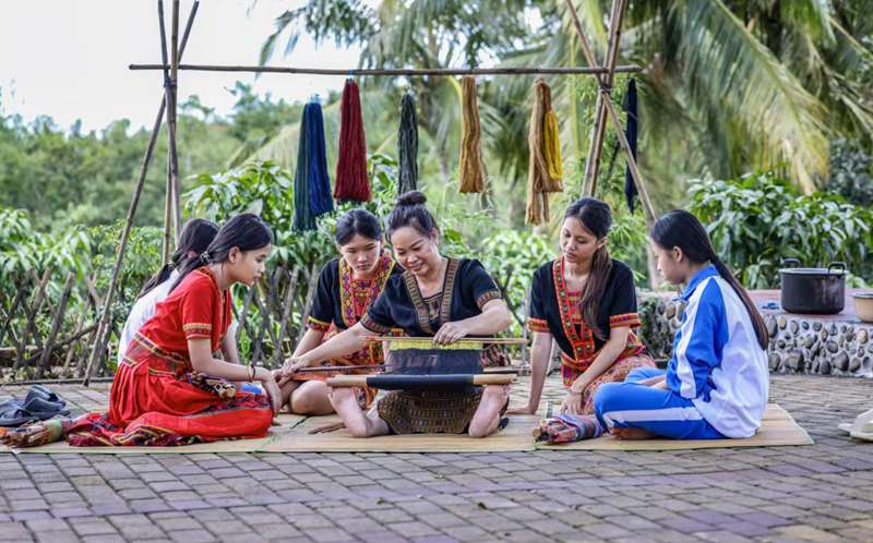 三亚乡村工匠黄青梅：黎锦匠心织富路 乡村振兴绽新颜