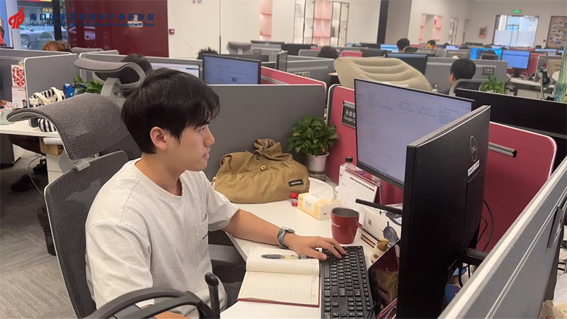 孙崇斌正在岗位上工作。海口国家高新区管委会供图