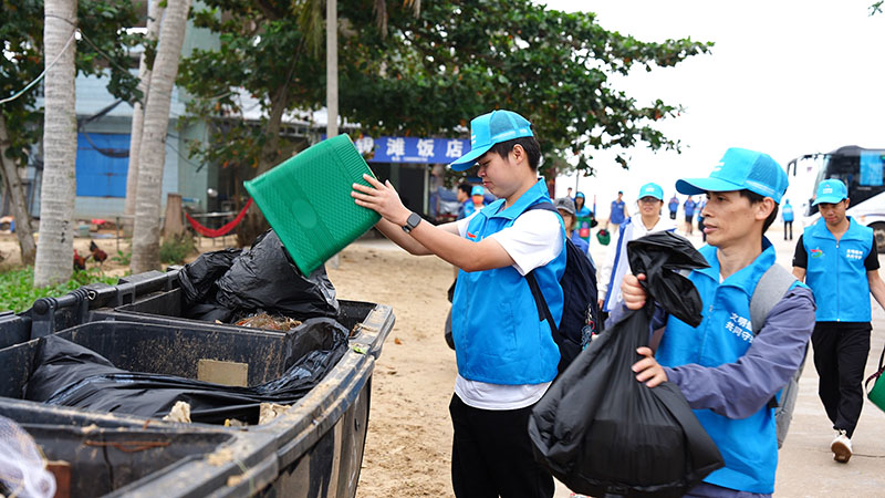 儋州志愿者携手市民共绘文明海岸线