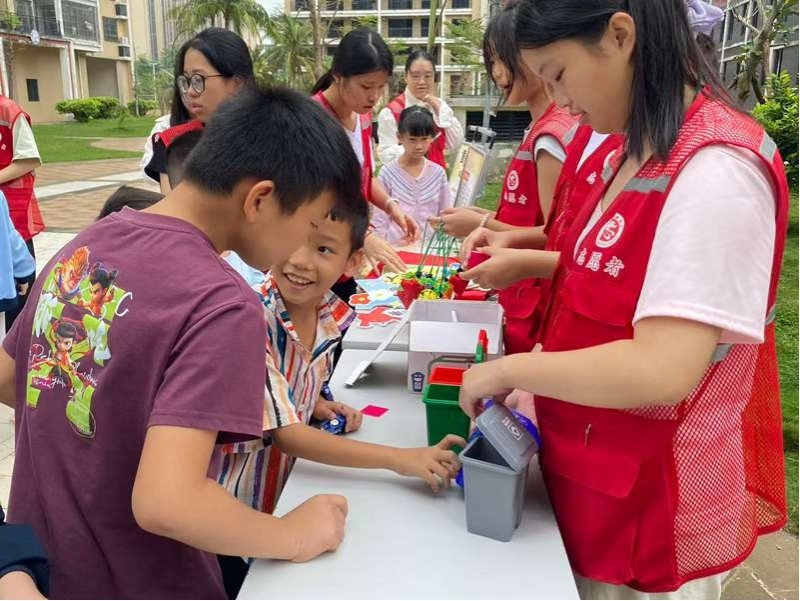 志愿者通过分类游戏向小朋友讲解垃圾分类知识。乐助社会服务社供图