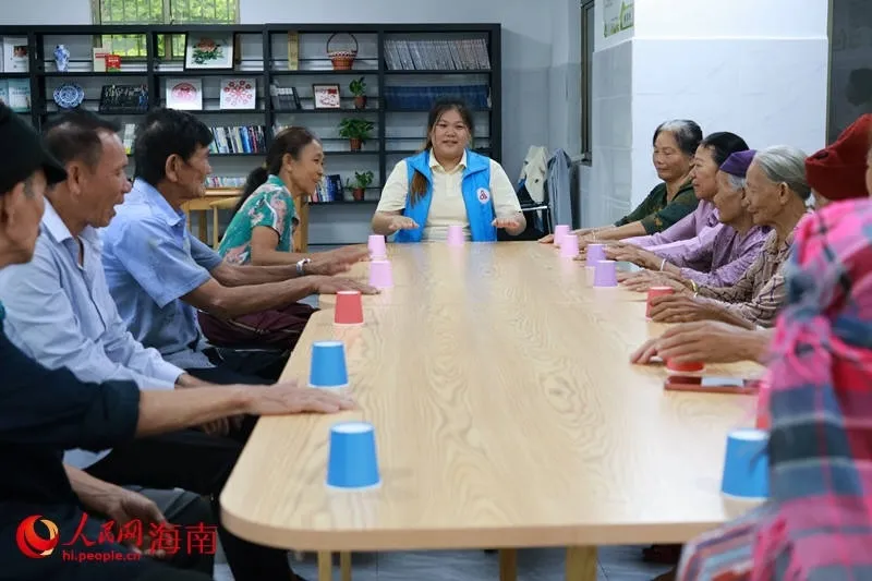 在马脚村日间照料中心，工作人员正带领老人做游戏。实习生 王忠华摄