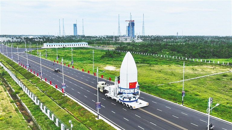 长八甲遥五火箭成功实施转运