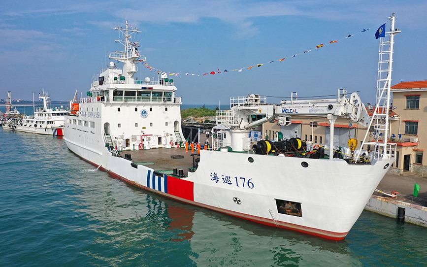 我国自主设计建造的2000吨级大型航标船“海巡176”在海口列编