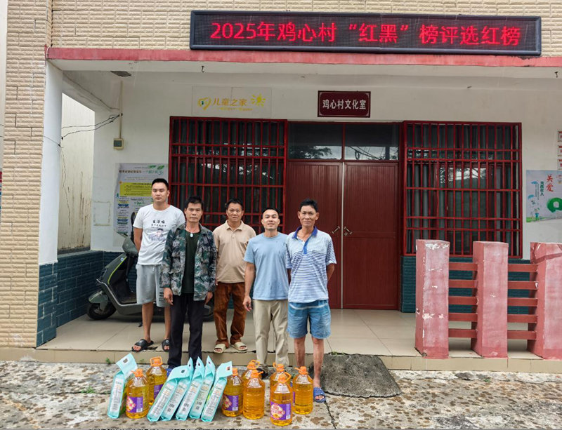 陈祥开(右二)为获得奖励的村民发放奖品。受访者供图