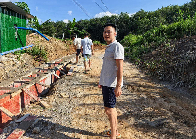 陈祥开在排水沟改造施工现场。受访者供图