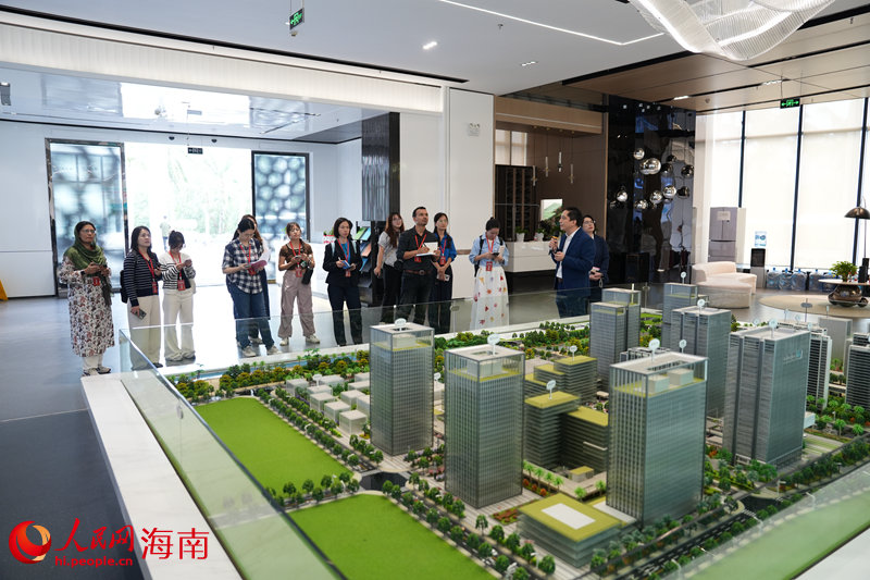 采访团队走进海口复兴城互联网信息产业园、海口国际人才之家进行深入采访。人民网记者 孟凡盛摄