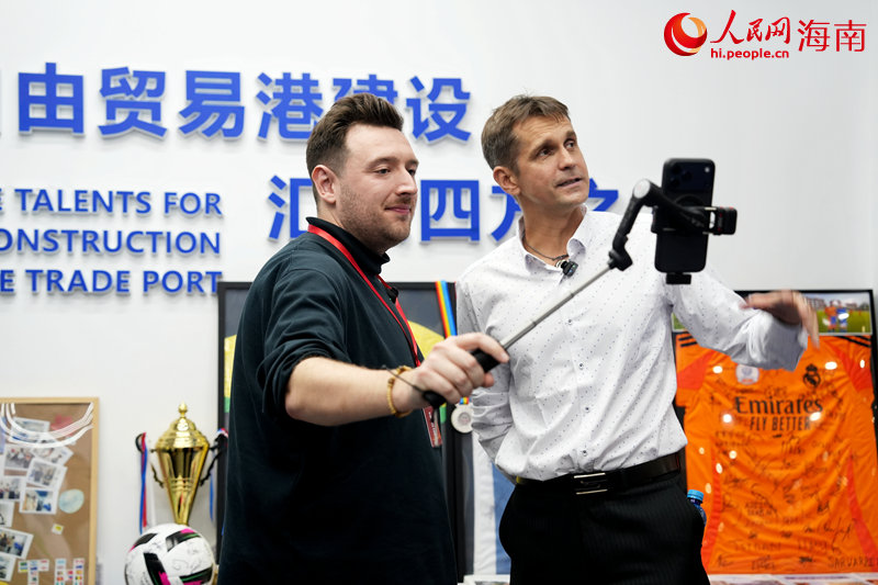 人民网多语种记者向世界讲述海南自贸港开放故事