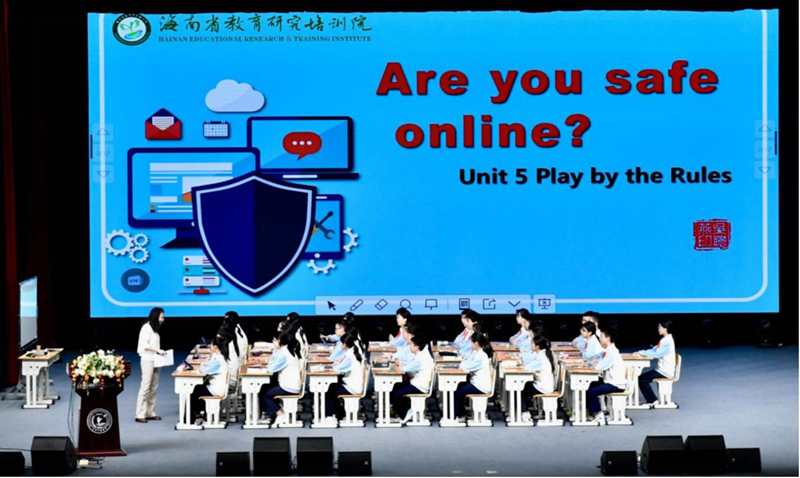 海南省教育研究培训院初中英语教研员吴聪燕现场授课。苏靖雯摄