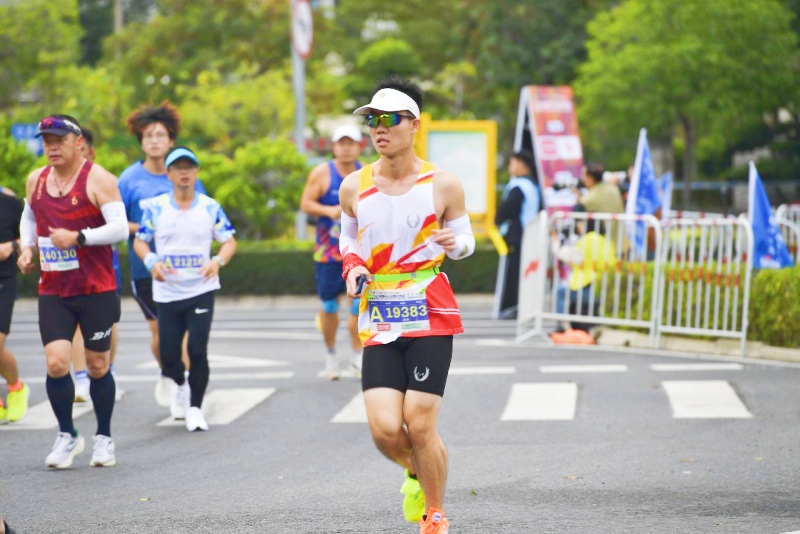 2、比赛中，选手们沿途感受着来自东方这座城市的热情与活力。主办方供图