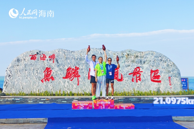3、本届赛事颁奖仪式在鱼鳞洲风景区举行，男子组前三名合影留念。人民网记者 枉源摄