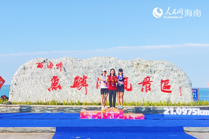 4、本届赛事冠、亚、季军奖杯为独具东方特色的黄花梨打造，女子组前三名合影留念。人民网记者 枉源摄