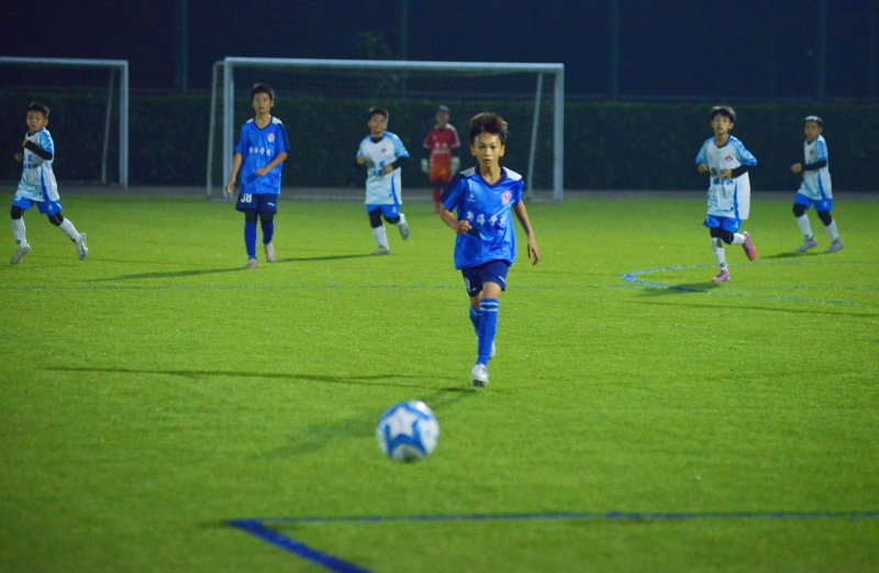 挥汗青春，男子U12组激战正酣。主办方供图