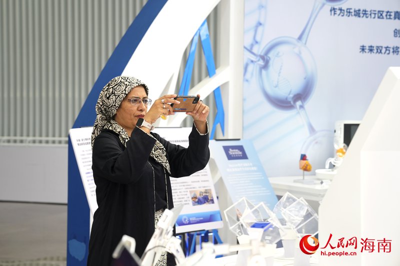 人民网外语专家参观“永不落幕”国际创新药械展。人民网记者 符武平摄.JPG