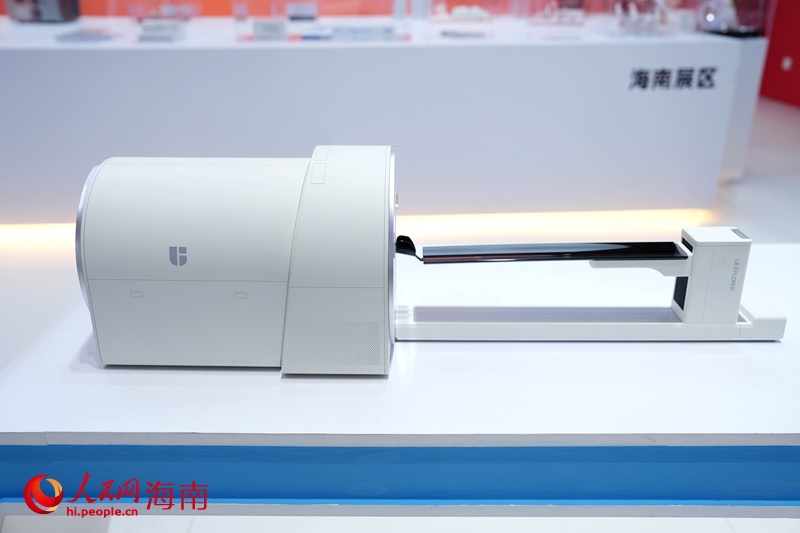 海南博鳌乐城“永不落幕”国际创新药械展上展出国产世界首台2米PET-CT模型。人民网记者 符武平摄