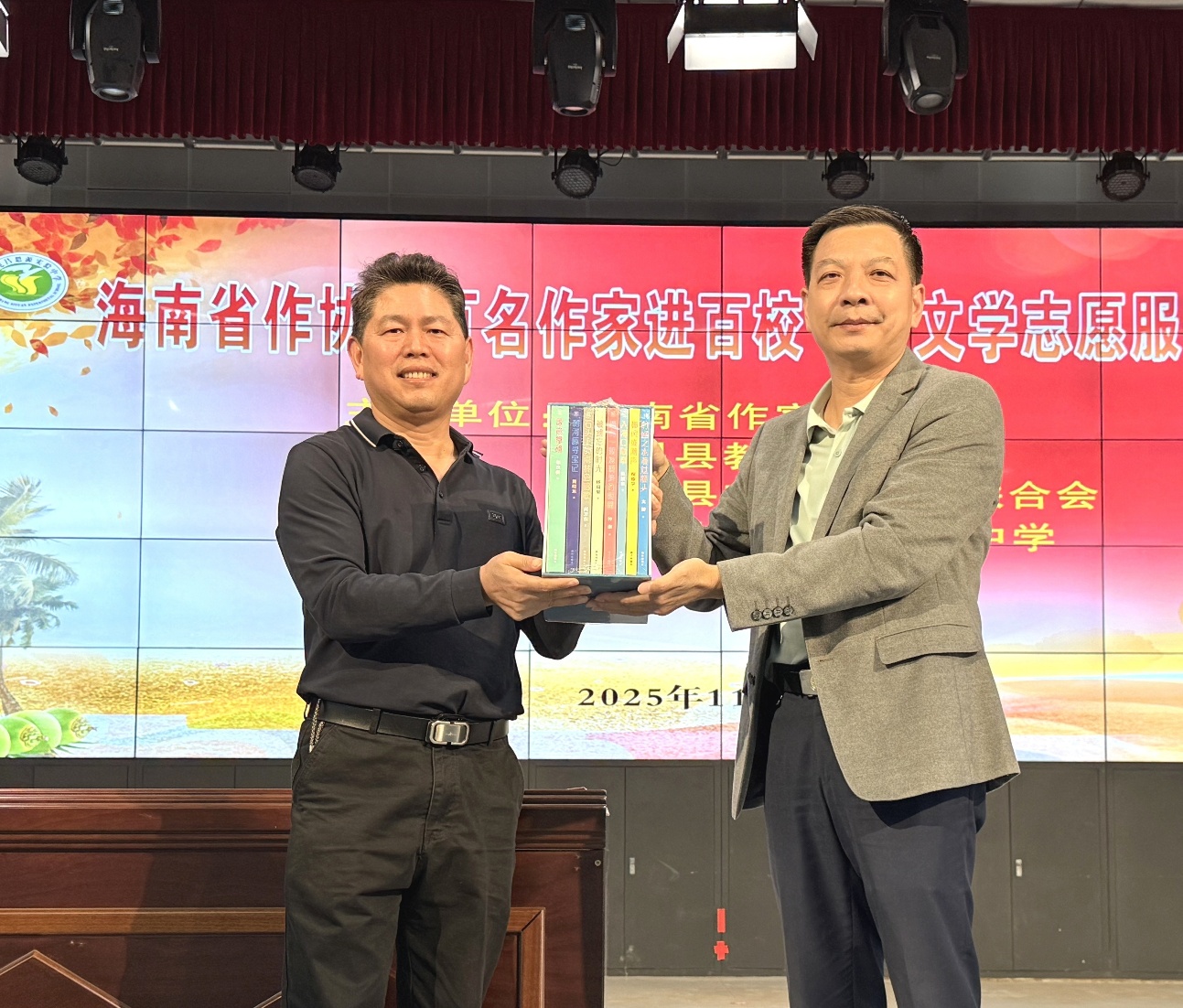 捐赠文学书籍现场。胡小罗摄