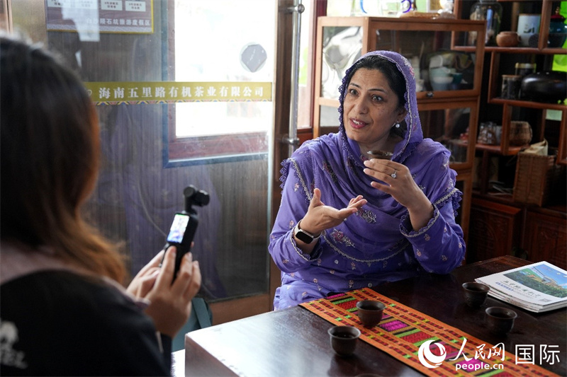 人民网外籍专家萨拉品尝黎族大白茶。人民网记者 符武平摄