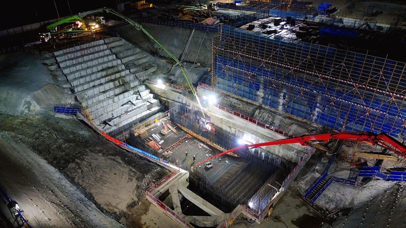 浇筑施工现场。满云冰摄