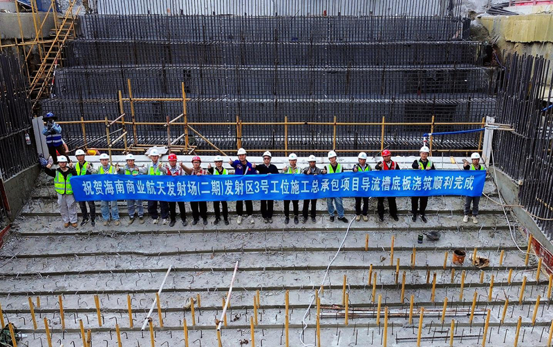 施工团队在完成浇筑后合影。满云冰摄