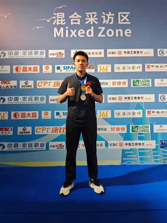 三亚市第二中学高二学生林翔所在队伍夺得青年组男子4×200米蹼泳接力金牌。三亚市第二中学供图