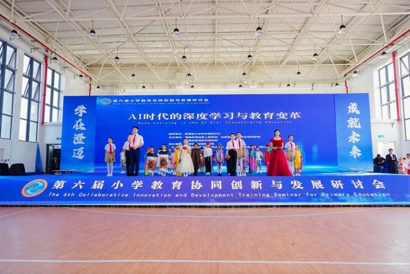 华迈实验中学附属小学教师领唱联盟会歌《我们的教育梦》。主办方供图