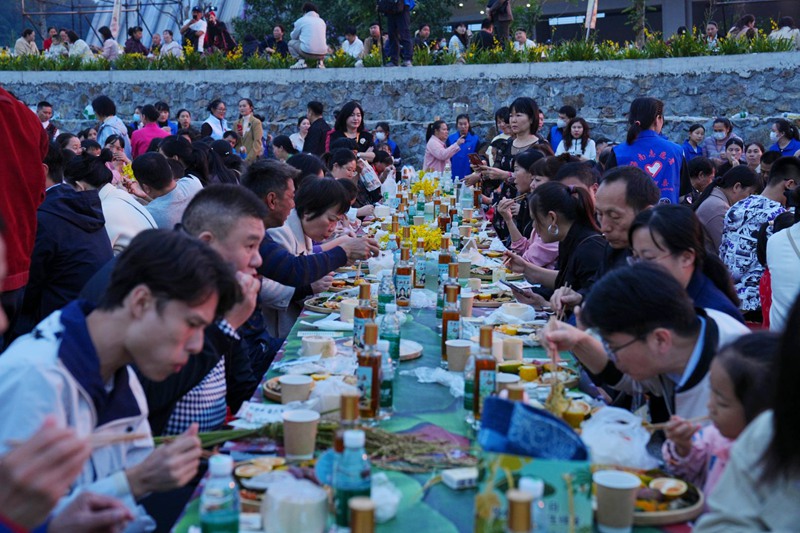 游客在现场参加长桌宴,品味白沙美食。主办方供图