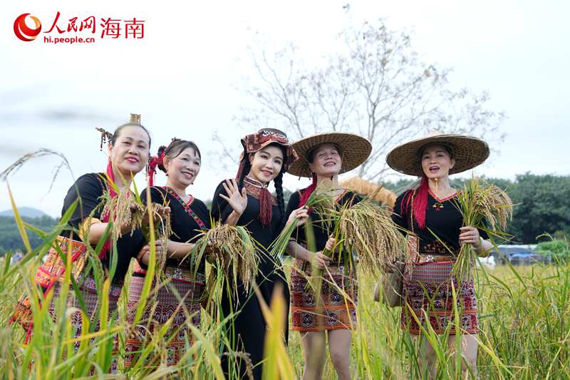 游客在田间体验农耕乐趣。人民网记者 符武平摄