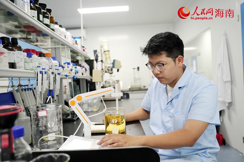 科研人员正在开展试验。人民网记者 符武平摄